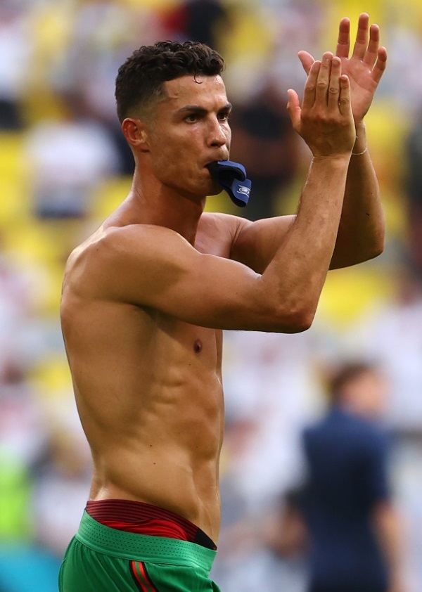 筋肉王！クリスティアーノ・ロナウド、EURO5大会の歴代筋肉まとめ｜写真19