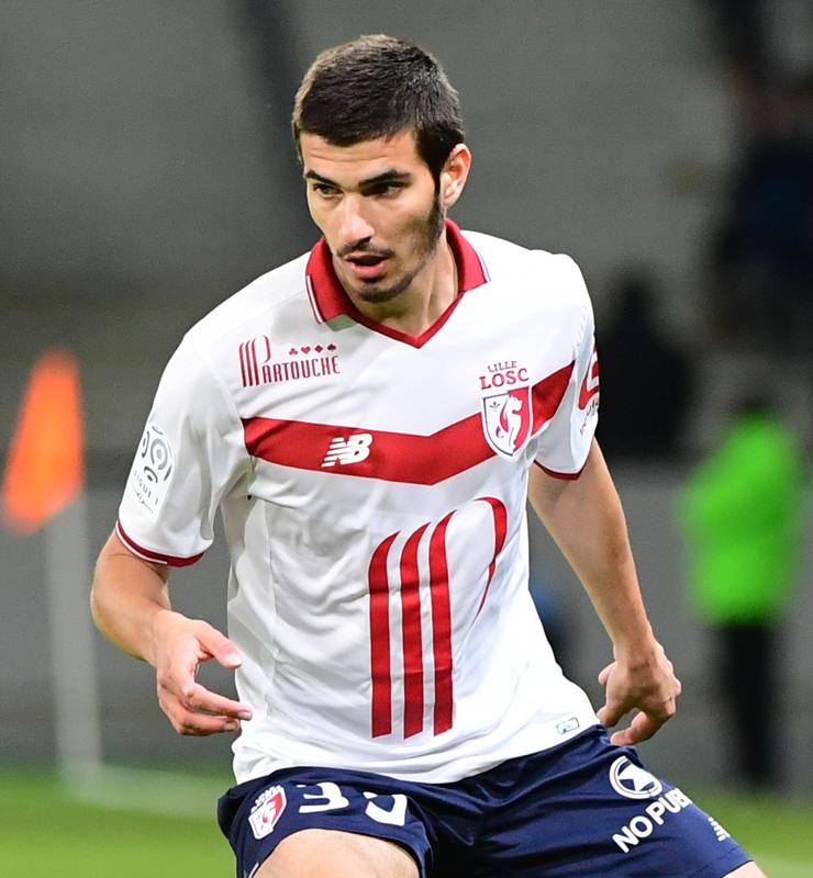 リールの23-24新ユニフォーム、“伝統のV字”が大復活！胸スポンサーは「1年で変更」に｜写真5