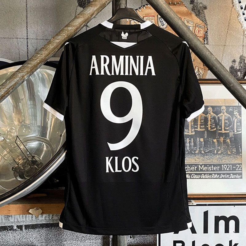 奥川雅也がモデルに！ビーレフェルト、漆黒の「優勝100周年記念ユニ」を発表｜写真4