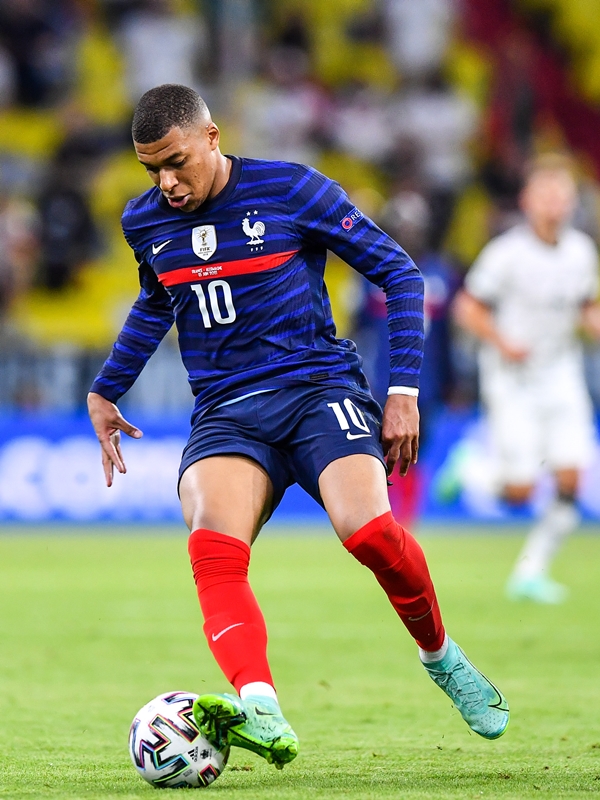 3大メーカーが激闘中！フランス代表の着用スパイクまとめ（EURO2020）｜写真10