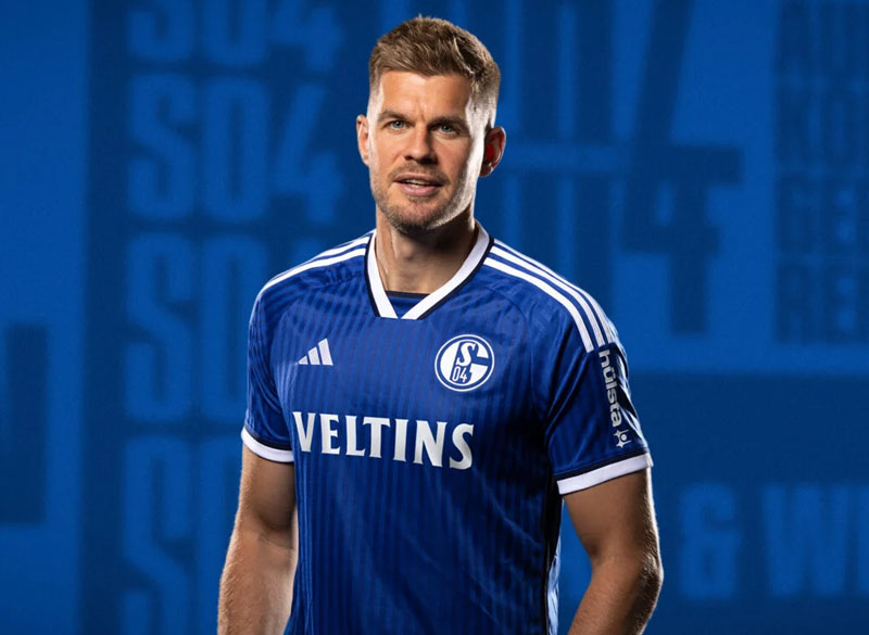 上月壮一郎が所属の名門シャルケ！今季ユニは「懐かしの胸ロゴ」復活に“90年代”がよみがえる｜写真8