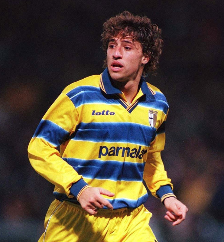 パルマ、90年代「黄金期のユニフォーム」が復活！背番号もそっくり｜写真5