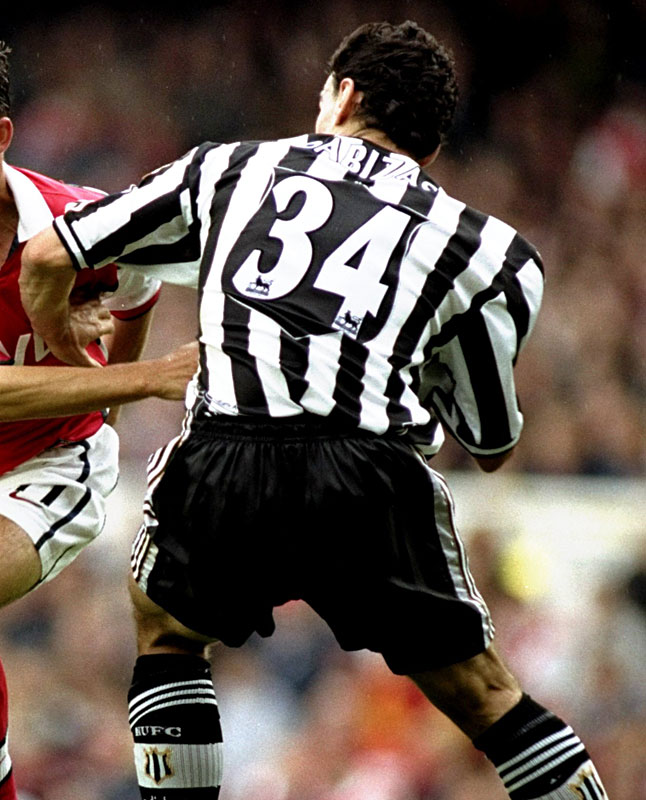 武藤嘉紀の新天地、ニューカッスルの「25年間分のホームキット」をまとめて見る｜写真6