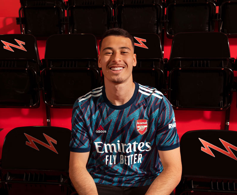 「青い稲妻」復活！アーセナル、21-22新サードユニフォーム発表｜写真4