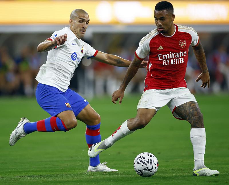 “白ユニ”が復活！バルセロナ、23-24新アウェイユニを発表　エンブレムは「旧デザイン」が再登場｜写真5