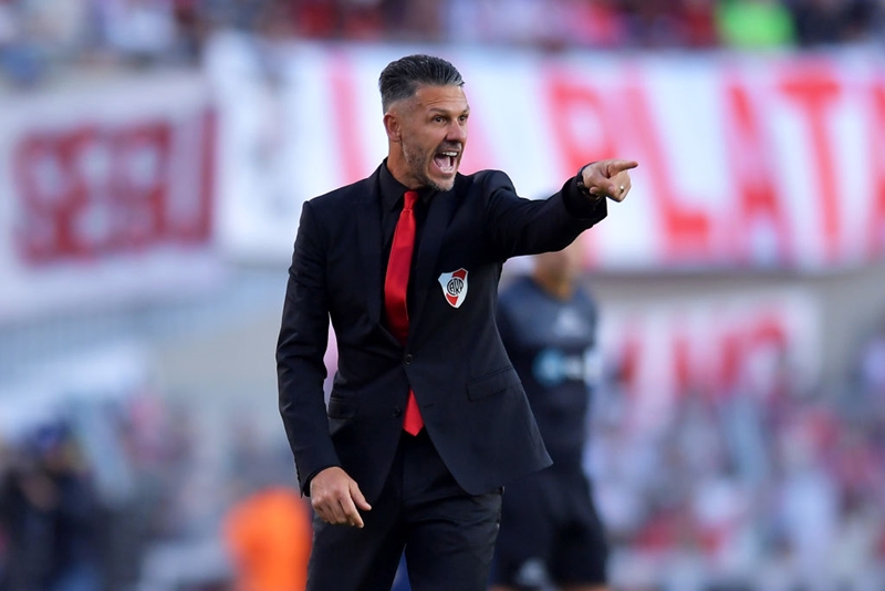 首位リーベル・プレートを率いるデミチェリス監督、やっぱり「最強のイケおじ」になっていた！｜写真10