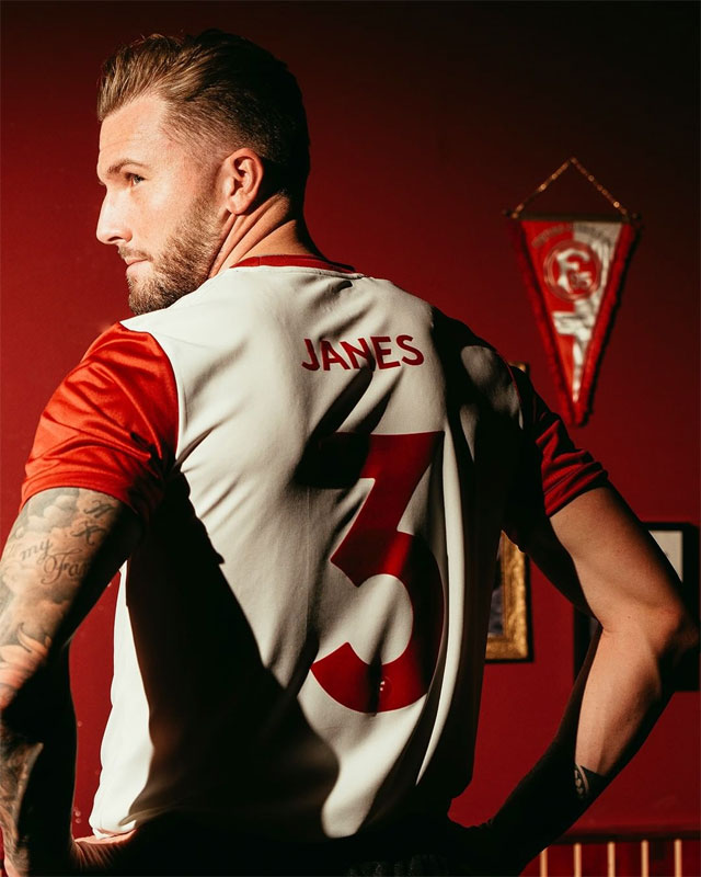 田中碧も着る？デュッセルドルフ、伝説選手を称える「超シンプルなユニフォーム」発表｜写真6