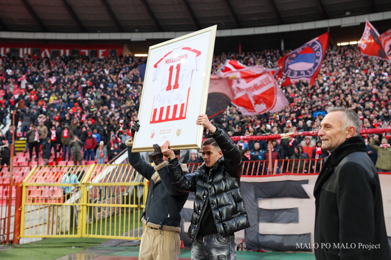 日本人女性が撮った「ミハイロヴィッチ追悼試合」…“隠されたピクシー”の違和感と紅く燃えたスタンド｜写真5