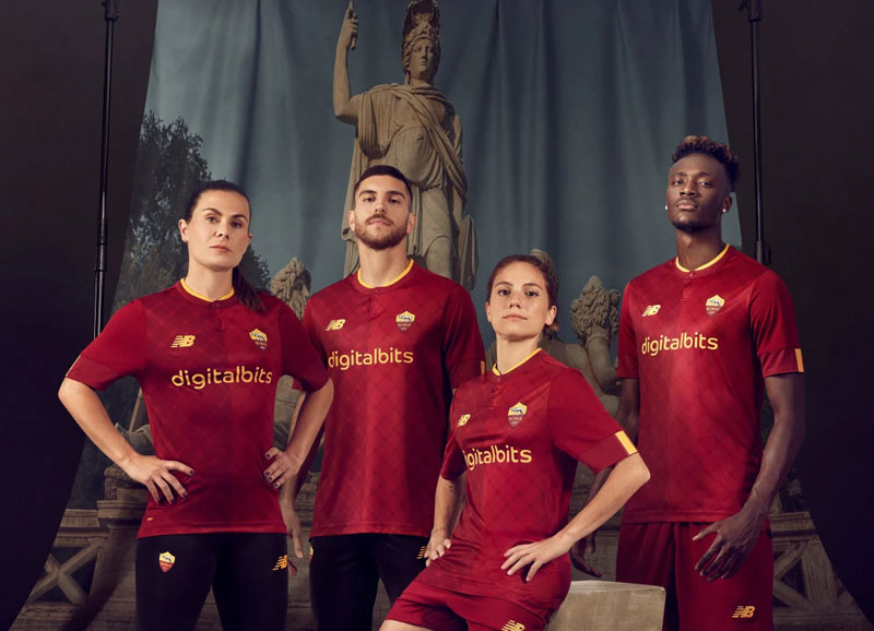 ローマが2022-23新ユニフォームを発表！気品あふれる「ハーフデザイン」｜写真6