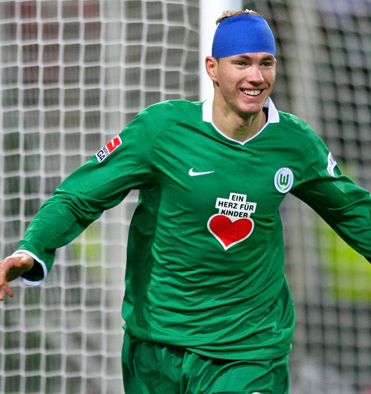 Jリーグにもあるぞ！「ハートマークが可愛いユニフォーム」6選｜写真4