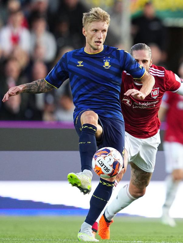 鈴木唯人が絶好調！ブレンビー、今季ユニは「hummelの名作」を使用　“井戸”を描くエンブレムのルーツとは｜写真7