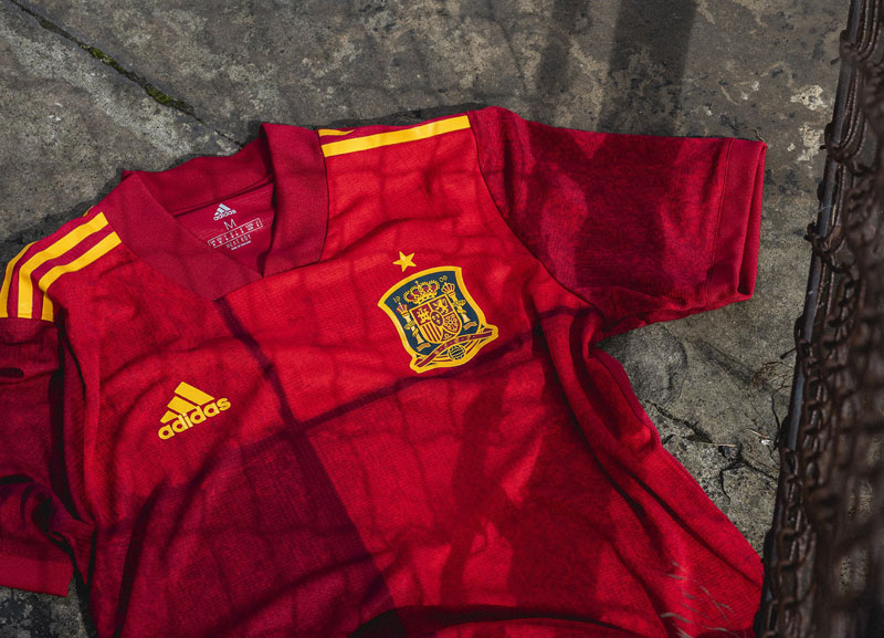 スペイン代表、EURO2020に向けた新ユニフォームを発表！デザインは「国旗」｜写真6