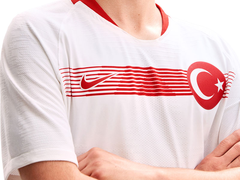 トルコ代表、国旗カラーの2018新ユニフォーム！ポップなビジュアルも｜写真5