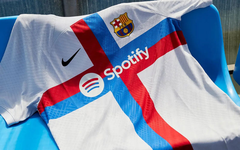 バルセロナ、「十字勲章30周年」の22-23新サードユニフォーム発表！色は“復活のグレー”｜写真5