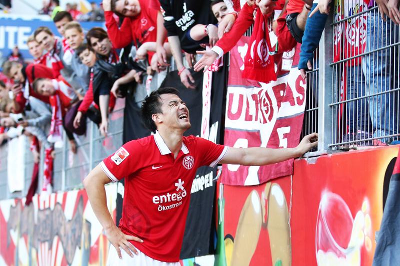 岡崎慎司、超活躍！マインツ「2014-15ホーム」ユニフォーム｜写真3