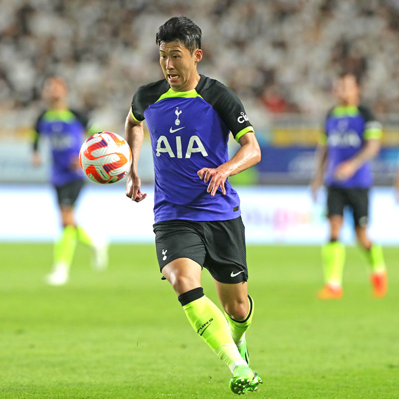 トッテナム、ビビッドカラーな22-23新アウェイユニフォーム発表！試合画像も掲載｜写真3