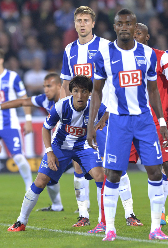 細貝萌と原口元気、“元浦和コンビ”誕生！ヘルタ・ベルリン「2014-15」ユニフォーム｜写真3