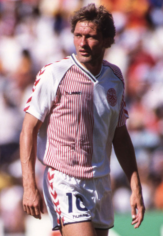 坂元達裕が所属のコヴェントリーに「hummelレトロ」なサードユニが登場！このデザインの“正体”とは｜写真4