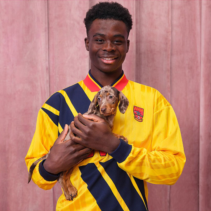 アーセナル、懐かしのユニフォーム復活！イメージ写真は「読書する岩渕真奈」｜写真5