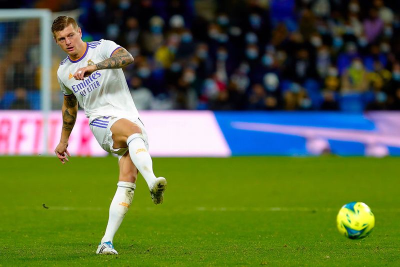 今世界で最も「パスレンジが広いMF」TOP5｜写真5