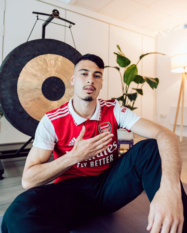 アーセナル、2022-23新ユニフォーム発表！デザインは90年代「稲妻・白襟」｜写真6