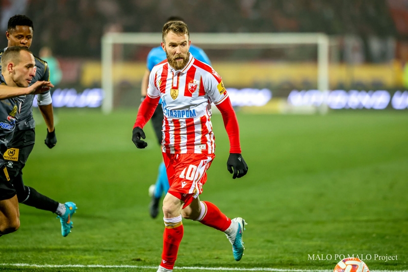 日本人女性が撮った「ミハイロヴィッチ追悼試合」…“隠されたピクシー”の違和感と紅く燃えたスタンド｜写真7