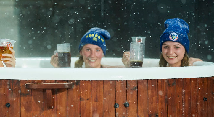 雪のなか美女が「プールで試合観戦」！仰天の“ジャグジー席”が登場｜写真2