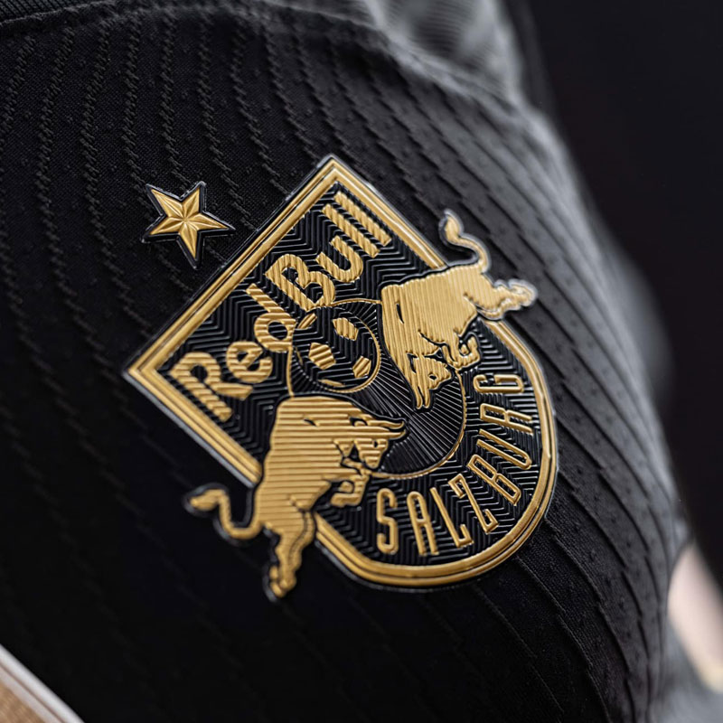 レッドブル・ザルツブルク、「10連覇記念」限定ユニ登場！“レッドブル缶”が豪華2本付き｜写真4