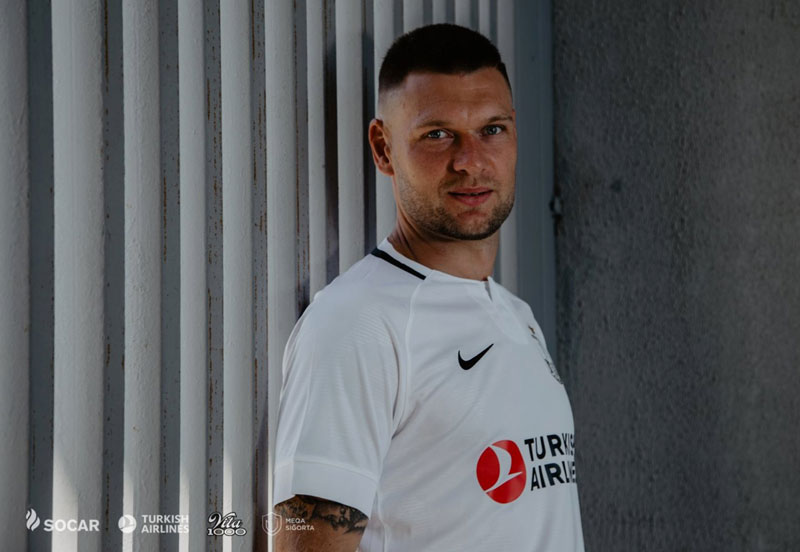 本田圭佑の新天地、ネフチの最新ユニフォーム！またしても「白黒縦じまを着る」｜写真4