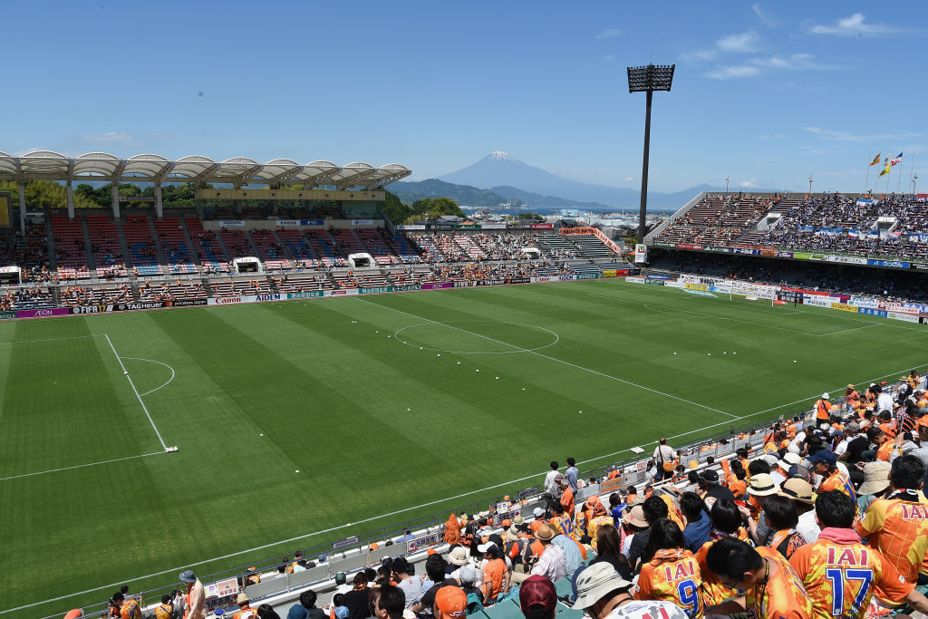 素晴らしすぎる絶景！山と調和する世界の美しいスタジアム3選｜写真3