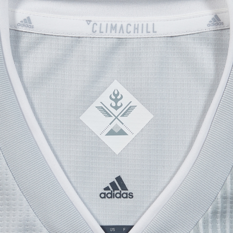 日本代表、ロシアW杯に向けた新アウェイユニフォームを発表！初の“日の丸”デザイン｜写真8