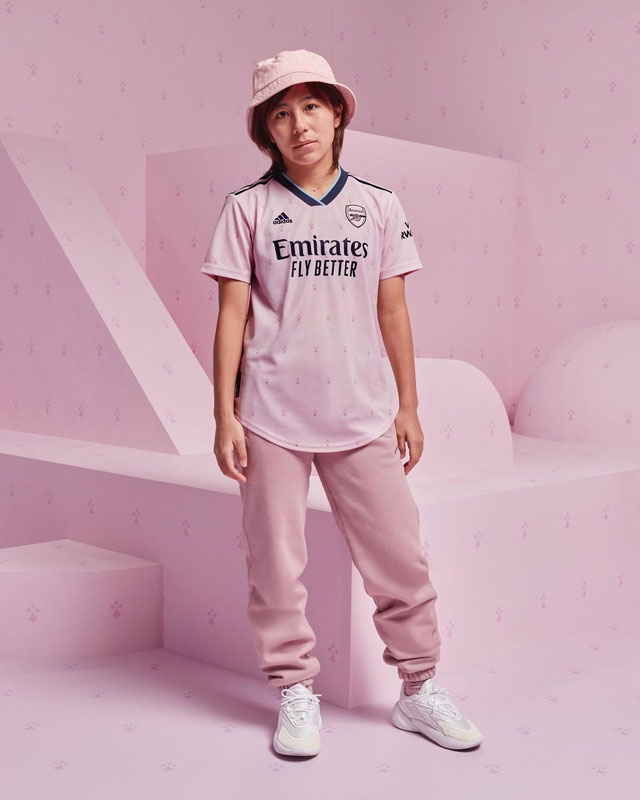 初の「ピンクユニ」登場！アーセナルが22-23新サードユニフォームを発表｜写真7