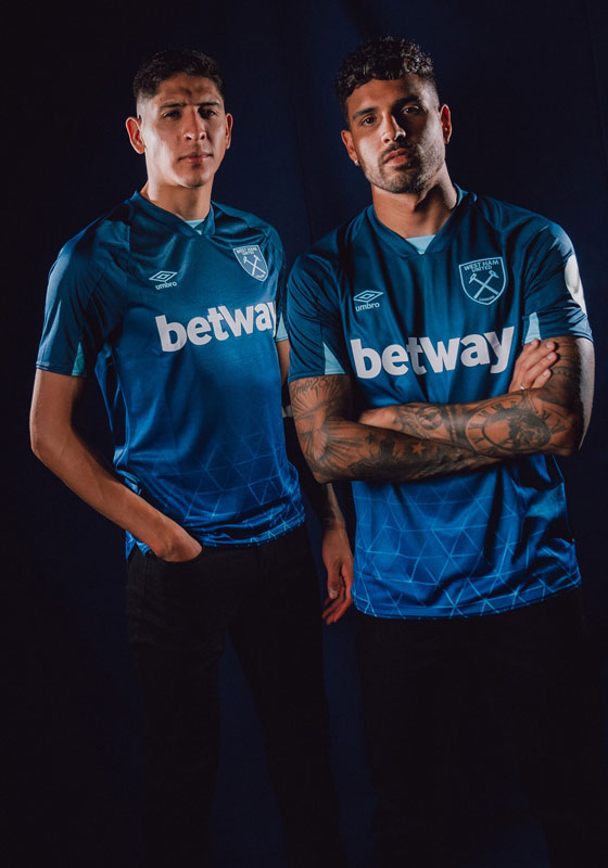 ウェストハム、美色マリンブルーの新サードユニが登場！逆三角形でスタジアムの“アレ”を描く｜写真6