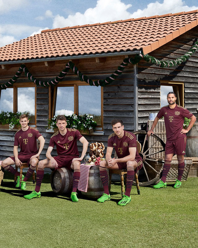 バイエルン、2022-23特別ユニフォームを発表！伝統「オクトーバーフェスト」を祝う｜写真7