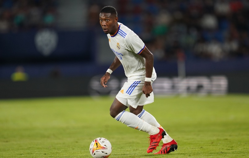 アーセナル冨安も続け！いま世界で最もすごい「超二刀流DF」たち｜写真5