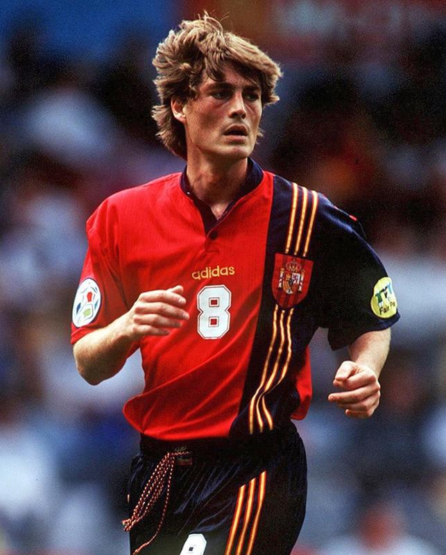 スペイン代表、歴代最高「真紅のユニフォーム」7選　美しき“La Roja”の軌跡｜写真5