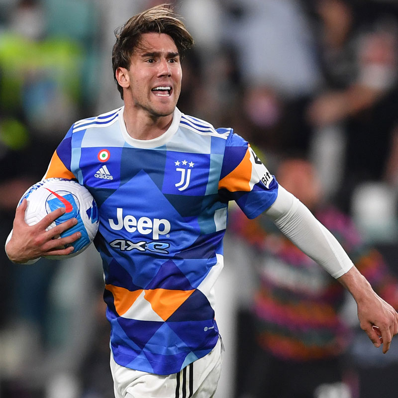 ミランとユヴェントスの斬新コラボユニフォーム、「一度きり」で試合に登場！｜写真9