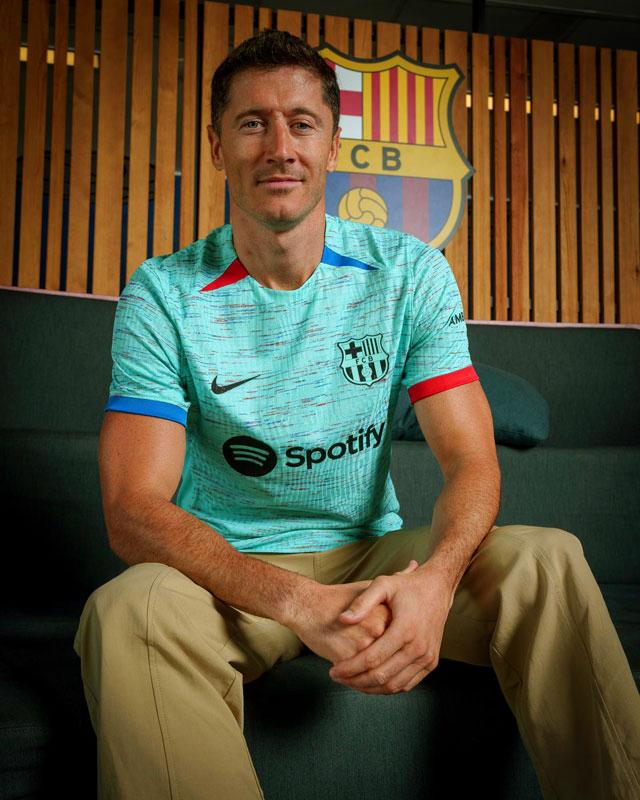 バルセロナが“DNA”を受け継ぐ新サードユニを発表！メッシ、グアルディオラも着たカラーが復活｜写真6