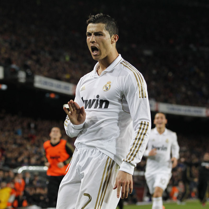 スタイリッシュな人気デザイン！レアル・マドリー「2011-12ホーム」ユニフォーム｜写真4