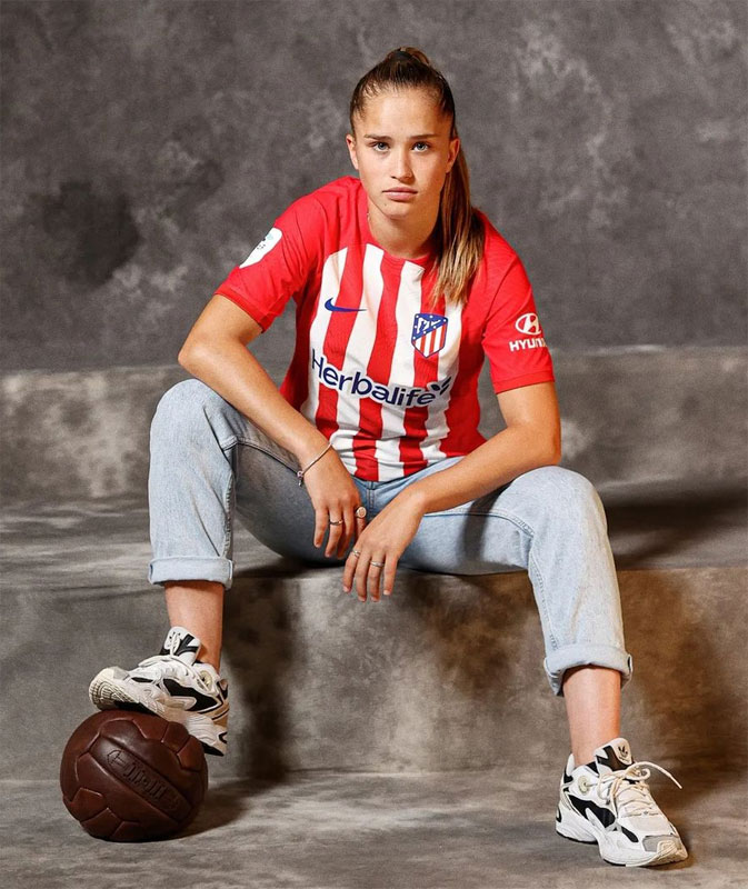 アトレティコ・マドリーの23-24新ユニが登場！4年ぶりに「普通のストライプ」復活｜写真5