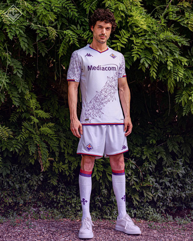 美しきユリの装飾！フィオレンティーナが23-24新アウェイユニを発表｜写真6