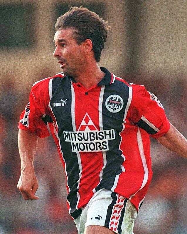 また見たい！長谷部のフランクフルト、カッコいい「赤黒ユニフォーム」6選｜写真2