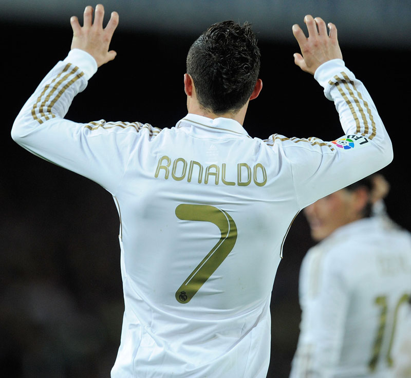 スタイリッシュな人気デザイン！レアル・マドリー「2011-12ホーム」ユニフォーム｜写真5