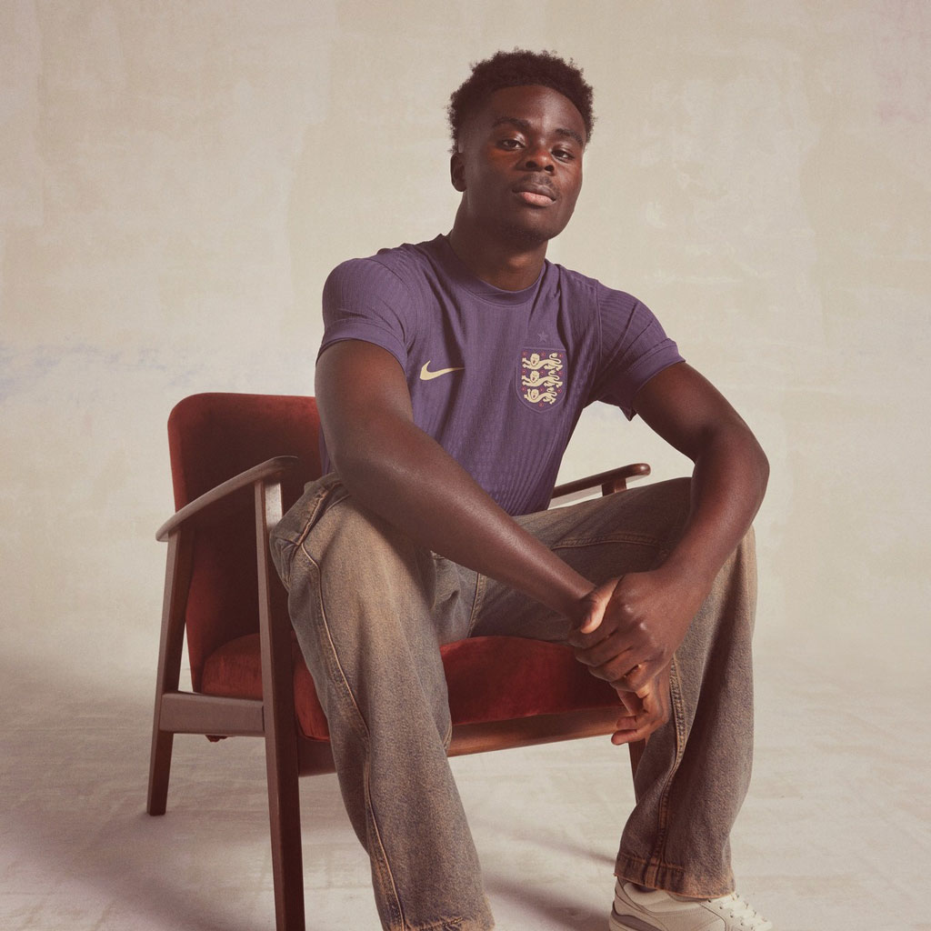 イングランド代表がEURO2024に向けた新ユニフォームを発表！アウェイは「紫色」の“型破り”デザイン｜写真8