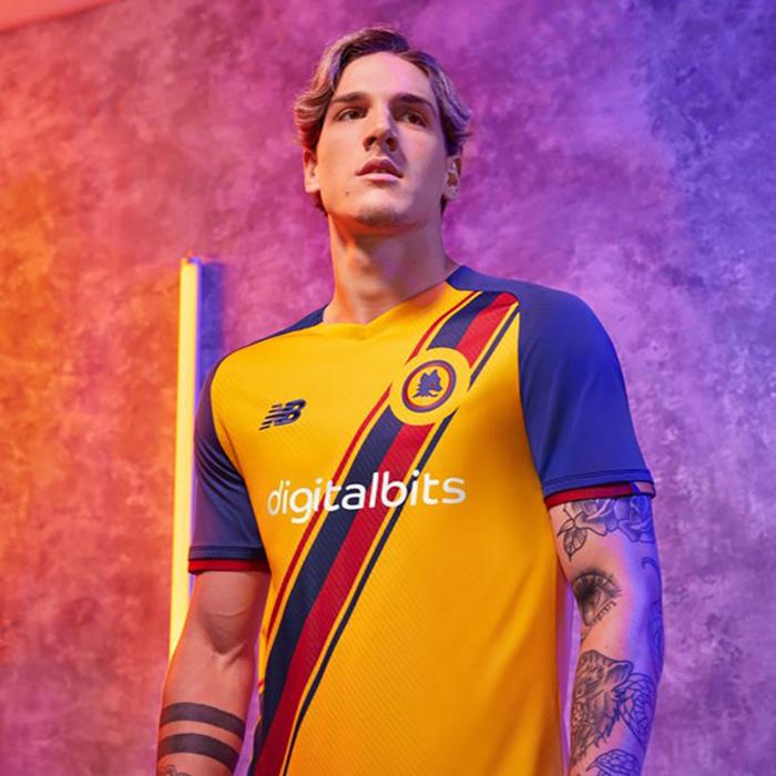 ローマ、4番目に「サードユニフォーム」を発表！エンブレムは“オオカミ”｜写真4