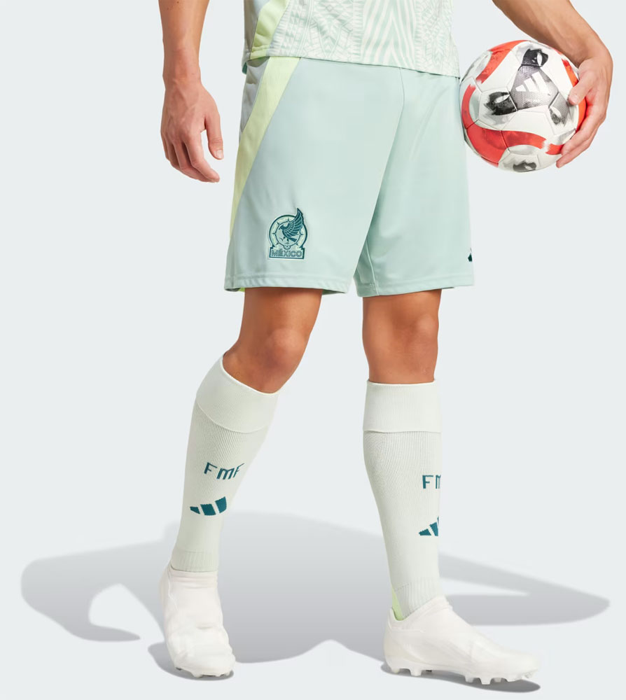 今回も強烈！メキシコ代表、「鷲の羽」デザインの新ユニフォーム発表　薄緑色のアウェイは「ヘビ柄」に｜写真7