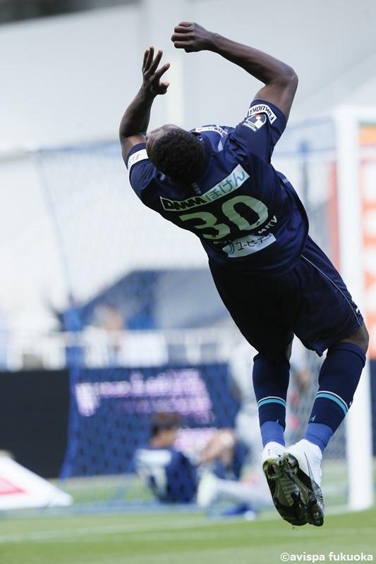 【月間表彰】アビスパ福岡のジョン・マリに聞いた！アフリカ系FWは、なぜ得点時に「宙返り」をするの？｜写真3