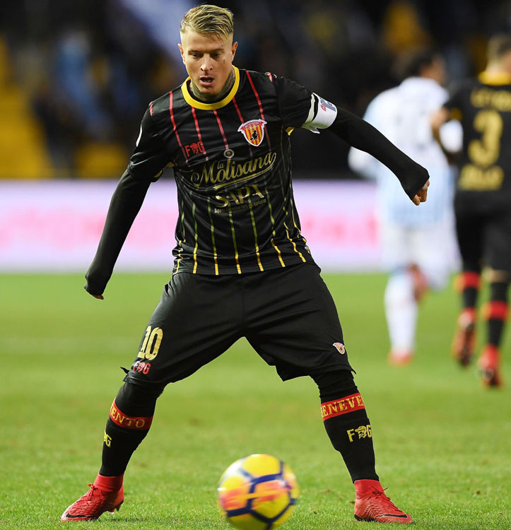 「ほうきに乗った魔女」のエンブレム！ベネヴェントの2017‐18ユニフォーム｜写真10