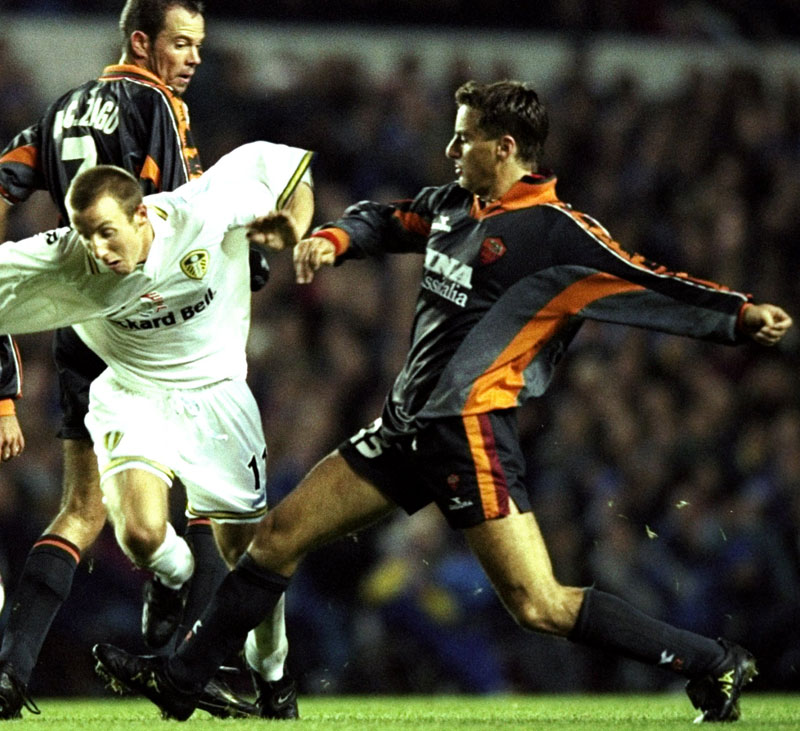 ローマ、「90年代に触発」の2020-21新サードユニフォーム発表！背番号も掲載｜写真3