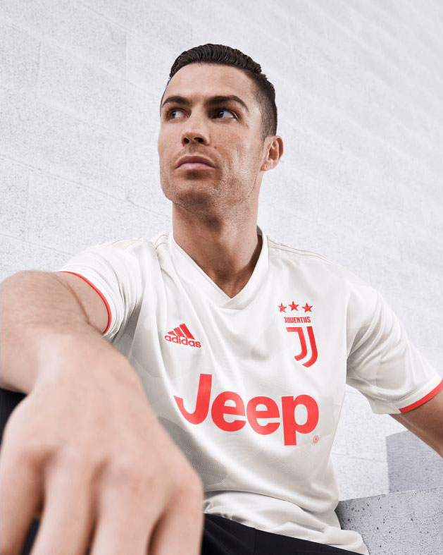 ユヴェントス、衝撃「白と赤」の2019-20アウェイユニフォームを発表！｜写真7
